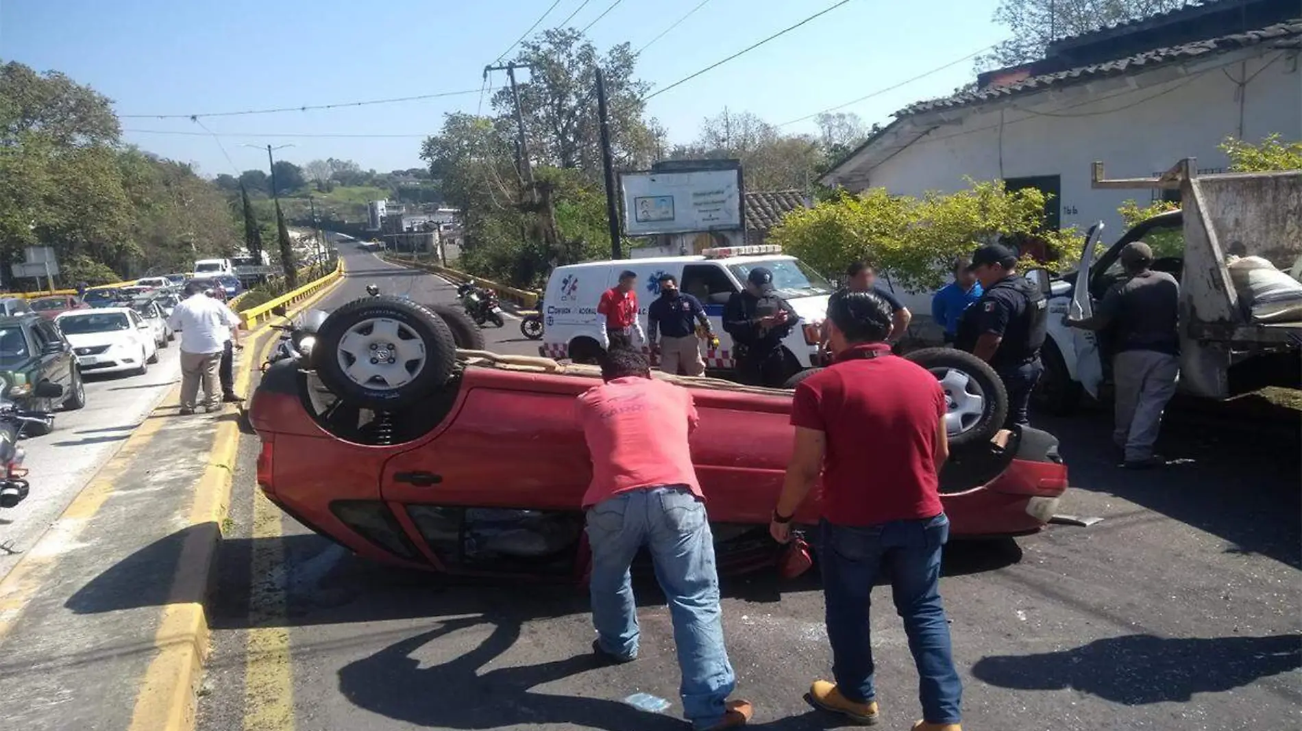 Volcadura de automóvil en la carretera Xalapa, Coatepec